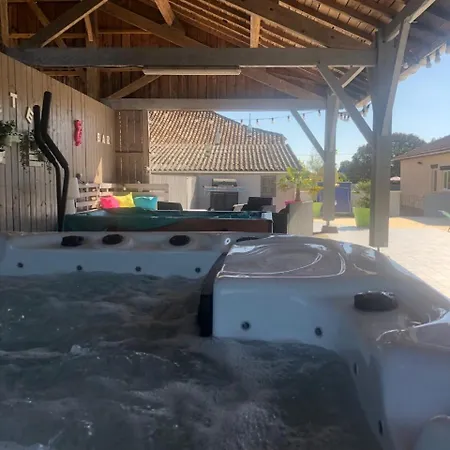 Piscine, Jacuzzi 2p Monflanquin Hébergement de vacances *