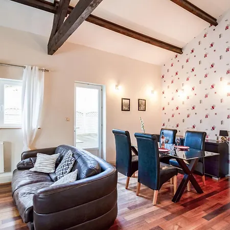 Piscine, Jacuzzi 2p Monflanquin Hébergement de vacances